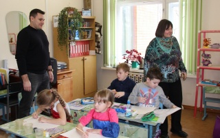 жюри смотрят работу1.jpg жюри смотрят работу1.jpg